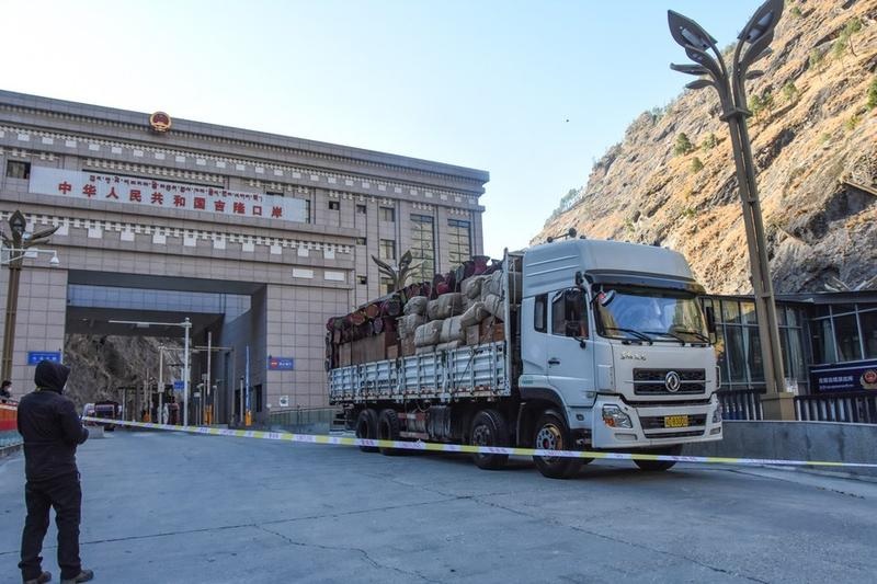 Sebuah truk bermuatan barang dari Nepal memasuki pelabuhan darat Gyirong di Daerah Otonom Tibet, China barat daya, pada 28 Desember 2022. (Xinhua/Shen Shuwen)