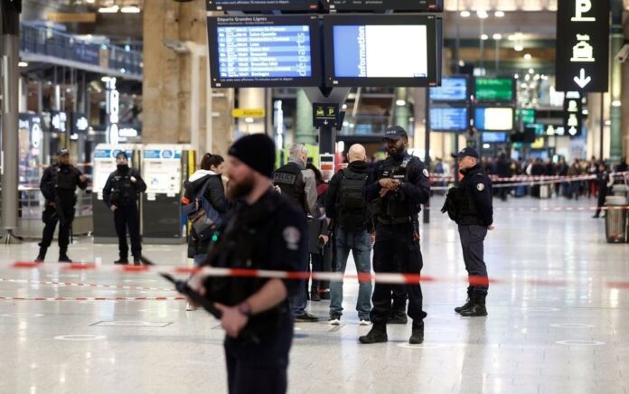 Polisi Prancis mengamankan kawasan itu setelah seorang pria dengan pisau melukai beberapa orang di stasiun kereta Gare du Nord di Paris, Prancis, 11 Januari 2023. Foto: Reuters/Benoit Tessier.