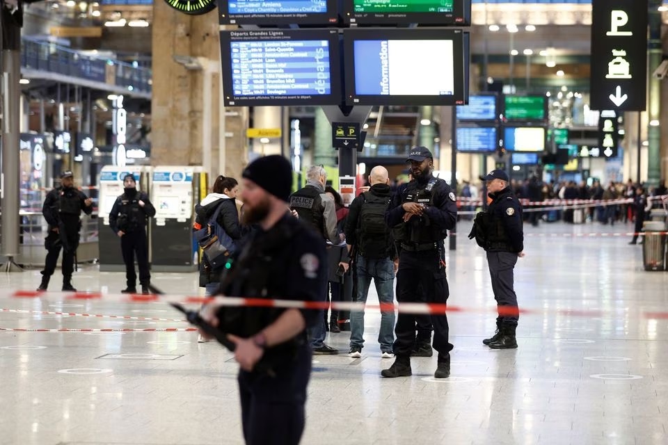 Polisi Prancis mengamankan kawasan itu setelah seorang pria dengan pisau melukai beberapa orang di stasiun kereta Gare du Nord di Paris, Prancis, 11 Januari 2023. Foto: Reuters/Benoit Tessier.