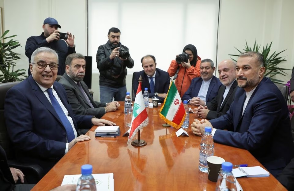 Menteri Luar Negeri sementara Lebanon Abdallah Bou Habib bertemu dengan Menteri Luar Negeri Iran Hossein Amirabdollahian di Kementerian Luar Negeri, di Beirut, Lebanon 13 Januari 2023. Foto: Reuters/Mohamed Azakir.