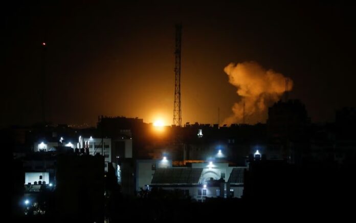 Asap dan api mengepul selama serangan udara Israel di Kota Gaza, 27 Januari 2023. Foto: Reuters/Arafat Barbakh.