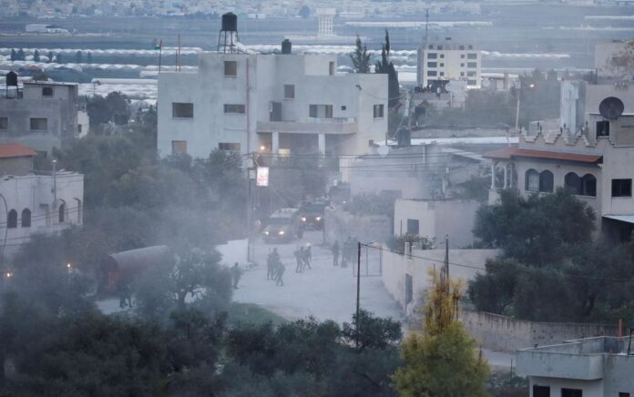 Pasukan Israel menghancurkan rumah penyerang Palestina Ahmad Aabed di desa Kafr Dan dekat Jenin di Tepi Barat yang diduduki Israel 2 Januari 2023. Foto: Reuters/Raneen Sawafta.