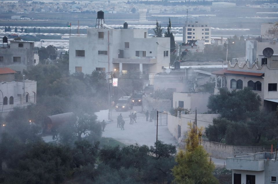 Pasukan Israel menghancurkan rumah penyerang Palestina Ahmad Aabed di desa Kafr Dan dekat Jenin di Tepi Barat yang diduduki Israel 2 Januari 2023. Foto: Reuters/Raneen Sawafta.