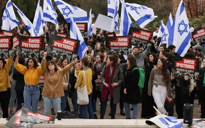 Mahasiswa memprotes Universitas Ibrani di Yerusalem pada hari Senin. Foto: Ohad Zwigenberg/Haaretz.