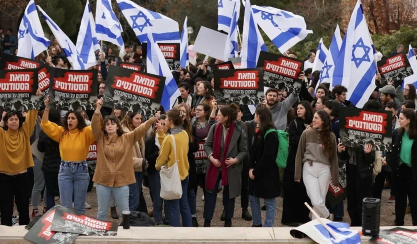 Mahasiswa memprotes Universitas Ibrani di Yerusalem pada hari Senin. Foto: Ohad Zwigenberg/Haaretz.