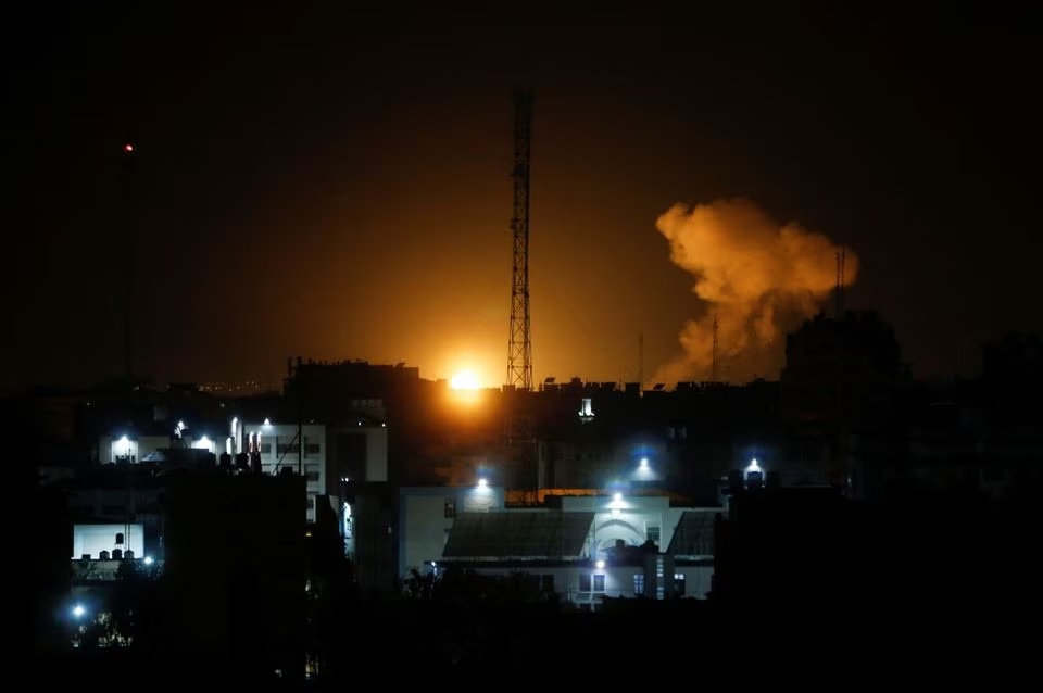 Asap dan api mengepul selama serangan udara Israel di Kota Gaza, 27 Januari 2023. Foto: Reuters/Arafat Barbakh.