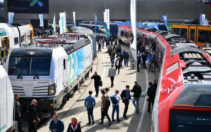 Orang-orang mengunjungi InnoTrans, sebuah pameran perdagangan industri kereta, di Berlin, Jerman, pada 20 September 2022. (Xinhua/Ren Pengfei)