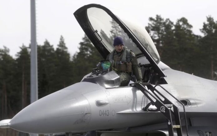 Seorang pilot Skuadron Tempur 510 Angkatan Udara AS meninggalkan pesawat tempur F-16 miliknya di pangkalan udara Amari, 26 Maret 2015. Foto: Reuters/Ints Kalnins.