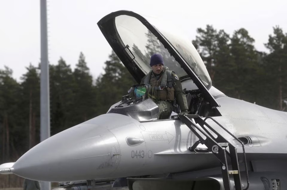 Seorang pilot Skuadron Tempur 510 Angkatan Udara AS meninggalkan pesawat tempur F-16 miliknya di pangkalan udara Amari, 26 Maret 2015. Foto: Reuters/Ints Kalnins.