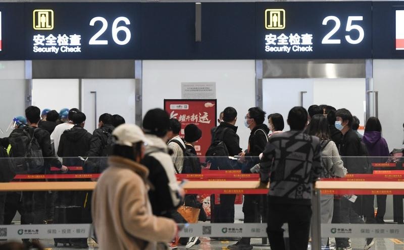 Para penumpang mengantre untuk menjalani pemeriksaan keamanan di Bandar Udara Internasional Haikou Meilan di Haikou, Provinsi Hainan, China selatan, pada 7 Januari 2023. (Xinhua/Yang Guanyu)