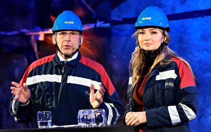 Presiden dan CEO perusahaan pertambangan Swedia LKAB Jan Mostrom dan Menteri Energi Swedia Ebba Busch menghadiri konferensi pers di LKAB di Kiruna, Swedia 12 Januari 2023. LKAB mengumumkan bahwa deposit logam tanah jarang terbesar di Eropa terletak di wilayah Kiruna. Foto: Kantor Berita TT/Jonas Ekstromer/Reuters.