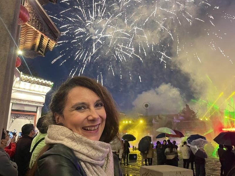 Sophie Poirier menyaksikan drama kembang api "Love of Fireworks" di kota kuno Wanzai di Kabupaten Wanzai, Provinsi Jiangxi, China timur, pada 14 November 2022. (Xinhua/Zhu Yunuo)