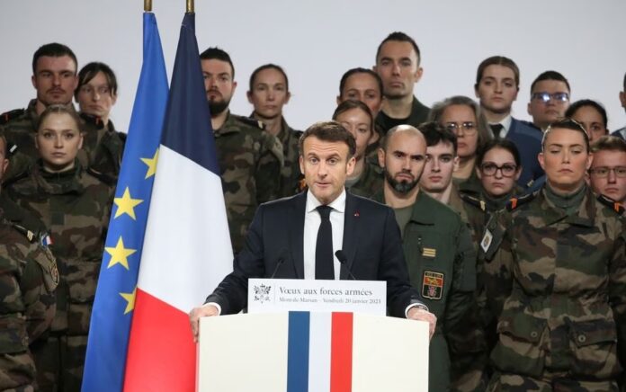 Presiden Prancis Emmanuel Macron menyampaikan pidato Tahun Baru kepada Angkatan Darat Prancis, di pangkalan udara Mont-de-Marsan, Prancis 20 Januari 2023. Foto: Bob Edme/Pool via Reuters.