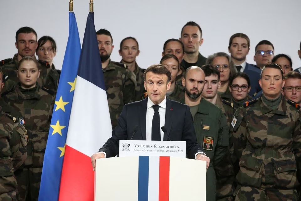 Presiden Prancis Emmanuel Macron menyampaikan pidato Tahun Baru kepada Angkatan Darat Prancis, di pangkalan udara Mont-de-Marsan, Prancis 20 Januari 2023. Foto: Bob Edme/Pool via Reuters.