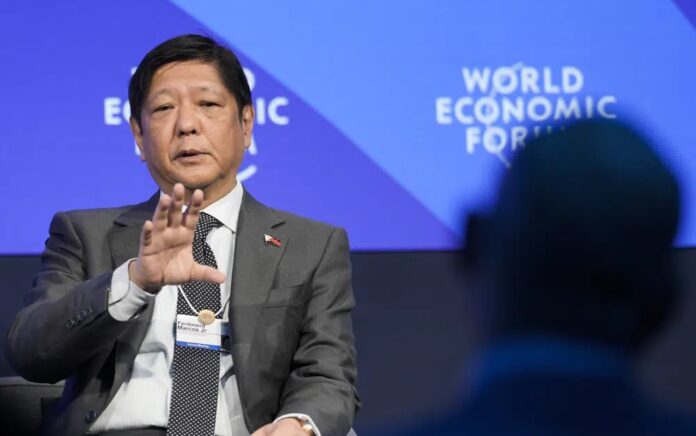 Presiden Filipina Ferdinand Marcos Jr. menghadiri perbincangan di World Economic Forum di Davos, Swiss Rabu, 18 Januari 2023. Foto: AP Photo/Markus Schreiber.