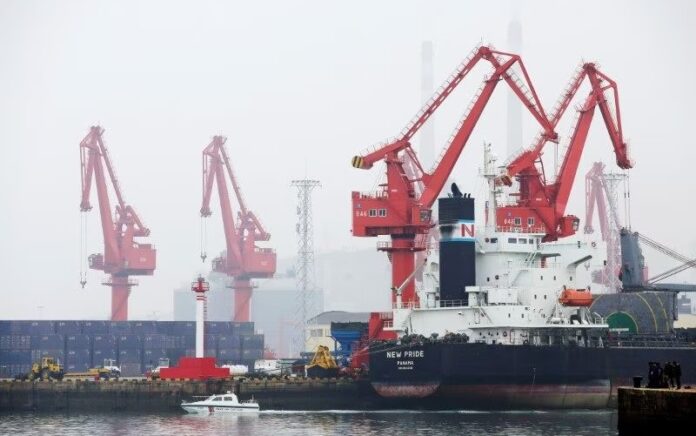 Kapal tanker minyak mentah terlihat di Pelabuhan Qingdao, Provinsi Shandong, Tiongkok, 21 April 2019. Foto: Reuters/Jason Lee.