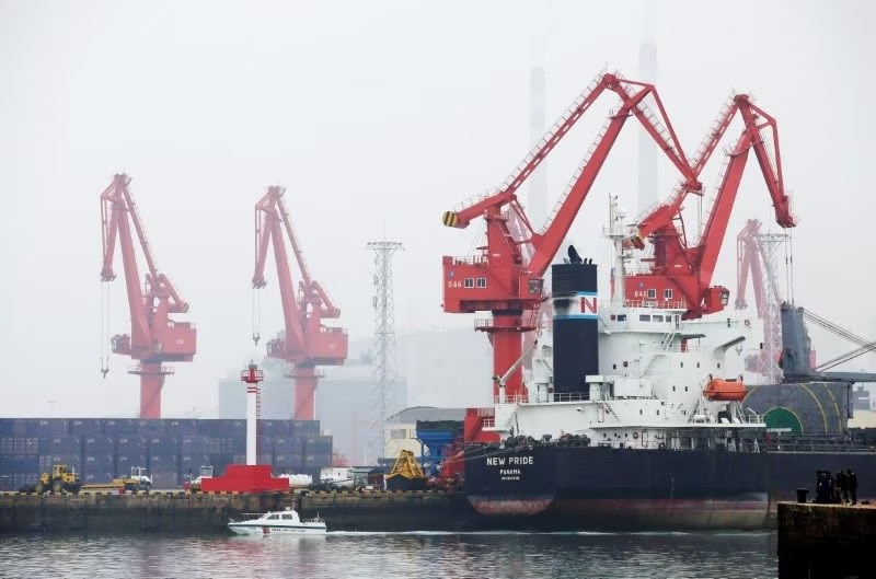 Kapal tanker minyak mentah terlihat di Pelabuhan Qingdao, Provinsi Shandong, Tiongkok, 21 April 2019. Foto: Reuters/Jason Lee.