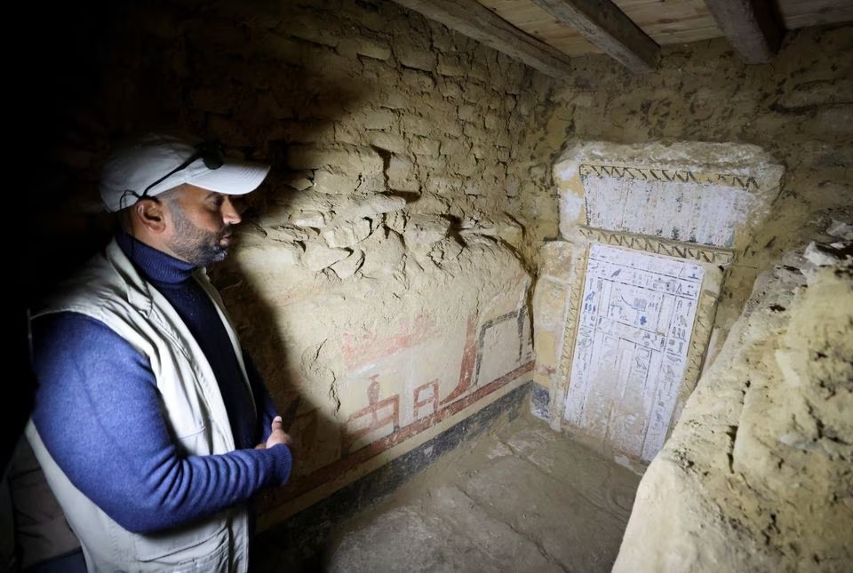 Pemandangan umum di dalam makam setelah pengumuman penemuan makam berusia 4.300 tahun yang disegel di pekuburan Saqqara Mesir, di Giza, Mesir, 26 Januari 2023. Foto: Reuters/Mohamed Abd El Ghany.