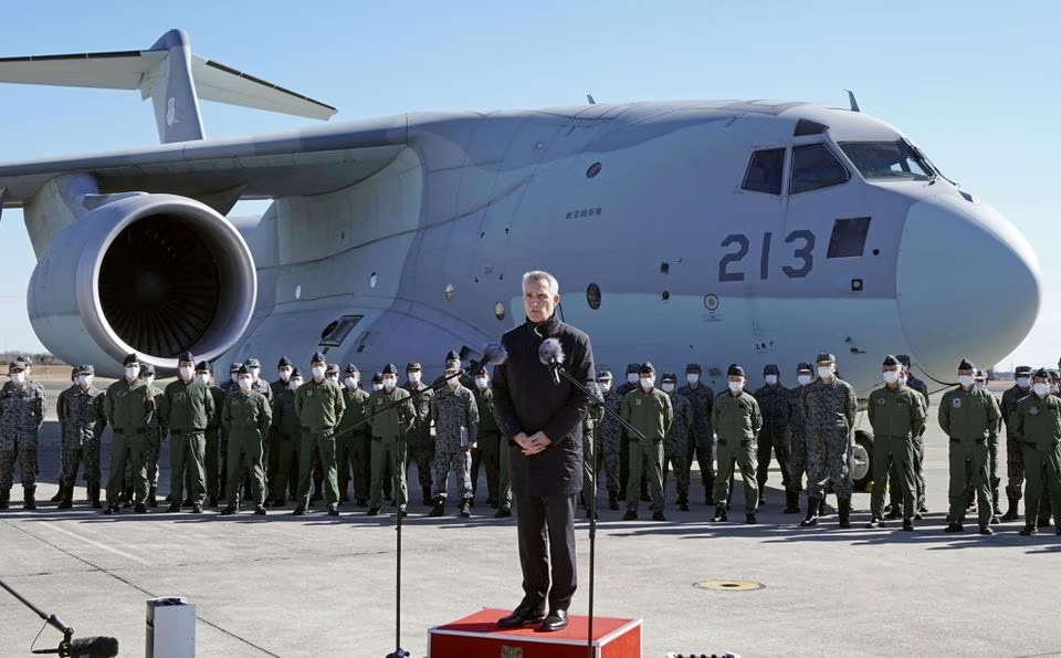 Sekretaris Jenderal NATO Jens Stoltenberg menyampaikan pidato saat ia mengunjungi pangkalan Iruma Pasukan Bela Diri Jepang di Sayama, utara Tokyo, Jepang 31 Januari 2023. dalam foto ini diambil oleh Kyodo. Foto: Kyodo melalui Reuters.