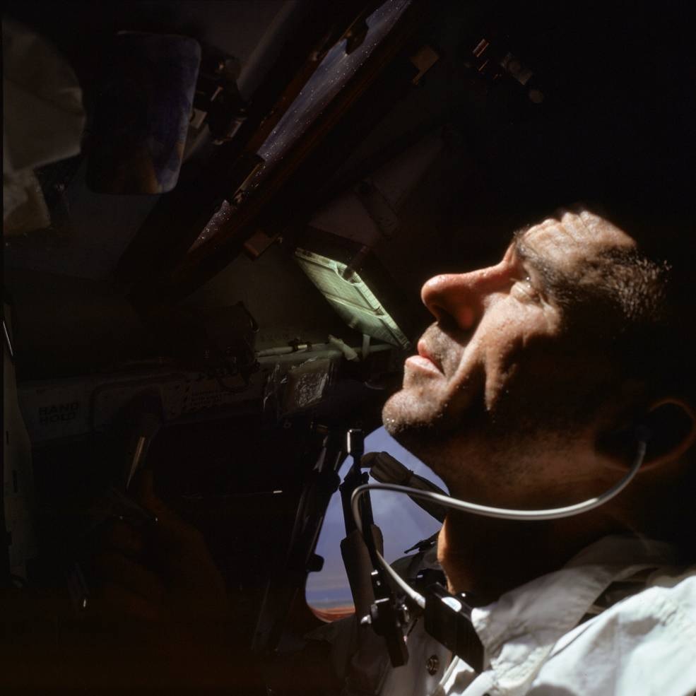 Astronot Walter Cunningham, pilot modul bulan Apollo 7, difoto selama misi Apollo 7 pada Oktober 1968 ini. Foto: NASA.