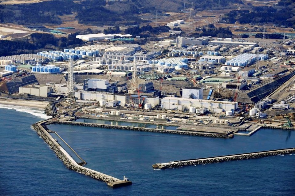 Pemandangan udara menunjukkan tangki penyimpanan untuk air olahan di pembangkit listrik tenaga nuklir Fukushima Daiichi yang lumpuh karena tsunami di kota Okuma, prefektur Fukushima, Jepang 13 Februari 2021, dalam foto yang diambil oleh Kyodo ini. Gambar diambil 13 Februari 2021. Foto: Kyodo/via Reuters.
