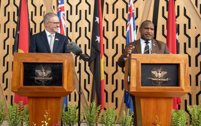 Perdana Menteri Australia Anthony Albanese bertemu dengan Perdana Menteri Papua Nugini James Marape di Papua Nugini, Kamis 11 Januari 2023. Foto: Twitter PM Albanese.