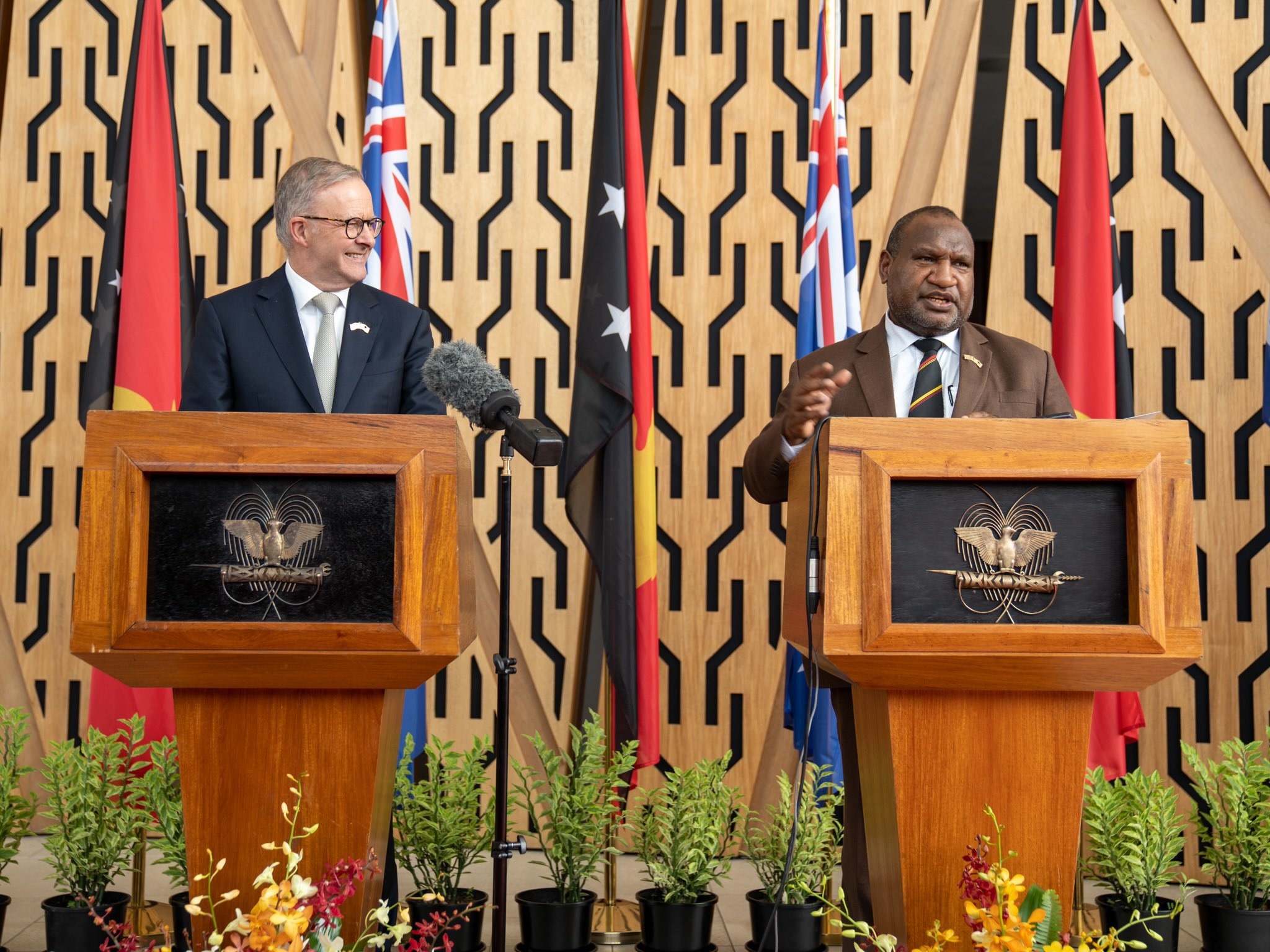 Perdana Menteri Australia Anthony Albanese bertemu dengan Perdana Menteri Papua Nugini James Marape di Papua Nugini, Kamis 11 Januari 2023. Foto: Twitter PM Albanese.