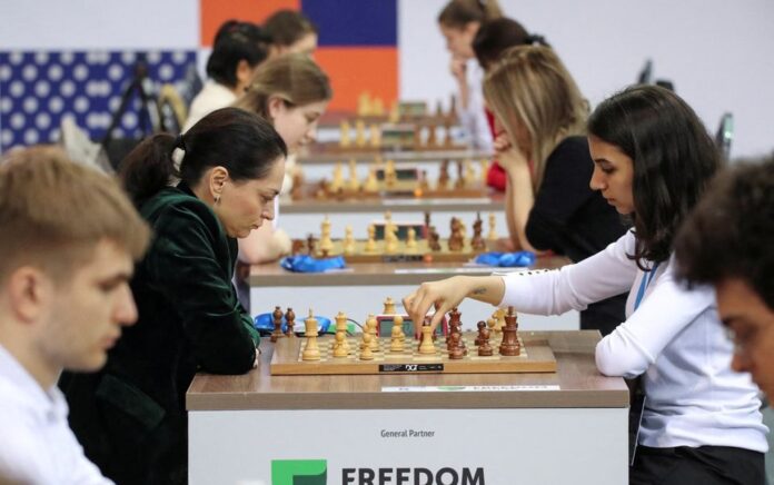 FIDE World Rapid and Blitz Championships 2022 - Blitz Women - Almaty, Kazakhstan - 30 Desember 2022. Sara Khadem dari Iran bergerak selama pertandingan melawan Alexandra Kosteniuk dari International Chess Federation. Foto: Reuters/Pavel Mikheyev.