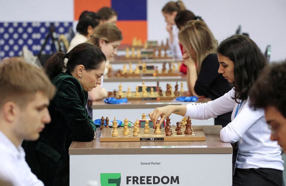 FIDE World Rapid and Blitz Championships 2022 - Blitz Women - Almaty, Kazakhstan - 30 Desember 2022. Sara Khadem dari Iran bergerak selama pertandingan melawan Alexandra Kosteniuk dari International Chess Federation. Foto: Reuters/Pavel Mikheyev.