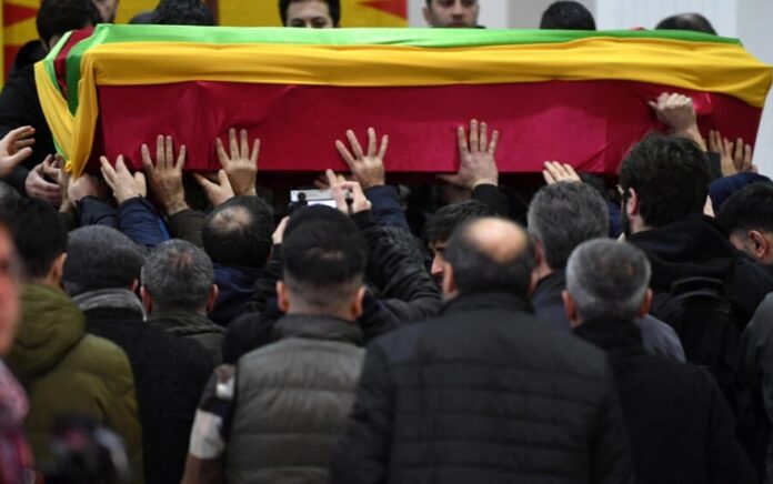 Anggota komunitas Kurdi membawa peti mati salah satu dari tiga korban yang ditembak di Paris, saat upacara pemakaman di Villiers-le-Bel, pinggiran utara ibu kota Prancis, pada 3 Januari 2023. Foto: Julien De Rosa, AFP .