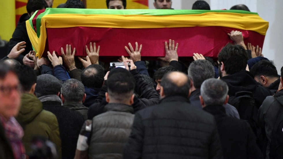 Anggota komunitas Kurdi membawa peti mati salah satu dari tiga korban yang ditembak di Paris, saat upacara pemakaman di Villiers-le-Bel, pinggiran utara ibu kota Prancis, pada 3 Januari 2023. Foto: Julien De Rosa, AFP .