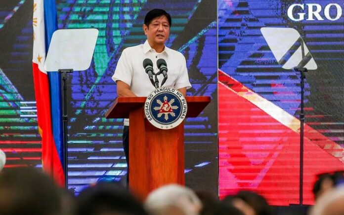 Foto dokumentasi ini menunjukkan Presiden Filipina Ferdinand Romualdez Marcos saat berpidato dalam upacara peletakan batu pertama Jembatan Penghubung Pulau Samal-Kota Davao yang didanai China di Kota Davao, Filipina, pada 27 Oktober 2022. (Xinhua/Rouelle Umali)