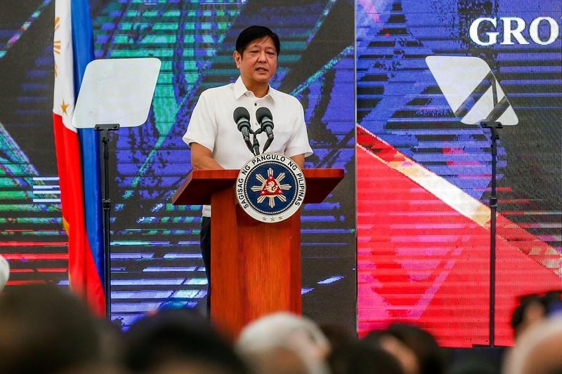 Foto dokumentasi ini menunjukkan Presiden Filipina Ferdinand Romualdez Marcos saat berpidato dalam upacara peletakan batu pertama Jembatan Penghubung Pulau Samal-Kota Davao yang didanai China di Kota Davao, Filipina, pada 27 Oktober 2022. (Xinhua/Rouelle Umali)