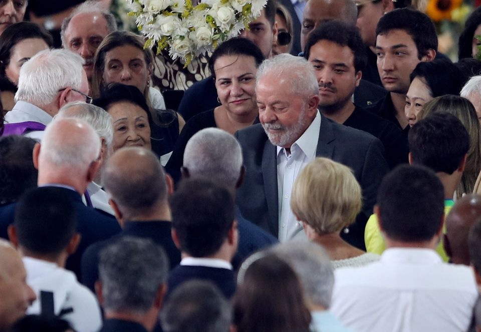 Presiden Brasil Luiz Inacio Lula da Silva bersama pelayat saat jenazah legenda sepak bola Brasil Pele disemayamkan di lapangan mantan klubnya, Stadion Santos, Vila Belmiro, pada 3 Januari 2023. Foto: Reuters/Carla Carniel.