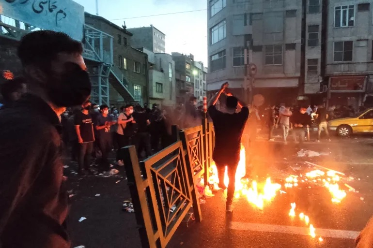 Protes terus berlanjut di Iran sejak kematian Mahsa Amini dalam tahanan. Foto: WANA/Reuters.