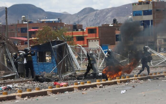 Pasukan keamanan beroperasi selama bentrokan dengan demonstran yang menuntut pemilihan dini dan pembebasan mantan Presiden Pedro Castillo yang dipenjara, dekat bandara Juliaca, di Juliaca, Peru 9 Januari 2023. Foto: Reuters/Hugo Courotto.