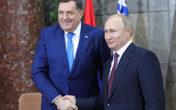 Presiden entitas Republika Srpska Bosnia, Milorad Dodik, telah mempertahankan hubungan dekat dengan Presiden Rusia Vladimir Putin meskipun perang Rusia di Ukraina. Foto: Mikhail Klimentyev/Sputnik/Kremlin via Reuters.