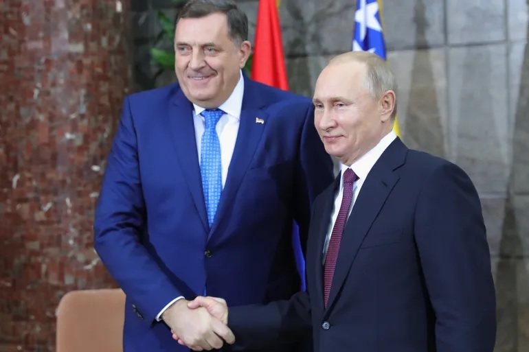 Presiden entitas Republika Srpska Bosnia, Milorad Dodik, telah mempertahankan hubungan dekat dengan Presiden Rusia Vladimir Putin meskipun perang Rusia di Ukraina. Foto: Mikhail Klimentyev/Sputnik/Kremlin via Reuters.
