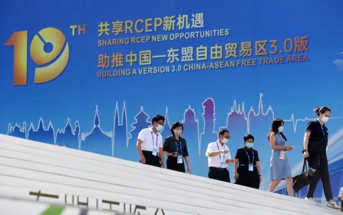 Para partisipan berjalan keluar dari Nanning International Convention and Exhibition Center, venue China-ASEAN Expo ke-19 dan KTT Bisnis dan Investasi China-ASEAN, di Nanning, Daerah Otonom Etnis Zhuang Guangxi, China selatan, pada 16 September 2022. (Xinhua/Lu Boan)