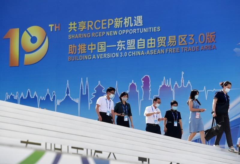 Para partisipan berjalan keluar dari Nanning International Convention and Exhibition Center, venue China-ASEAN Expo ke-19 dan KTT Bisnis dan Investasi China-ASEAN, di Nanning, Daerah Otonom Etnis Zhuang Guangxi, China selatan, pada 16 September 2022. (Xinhua/Lu Boan)