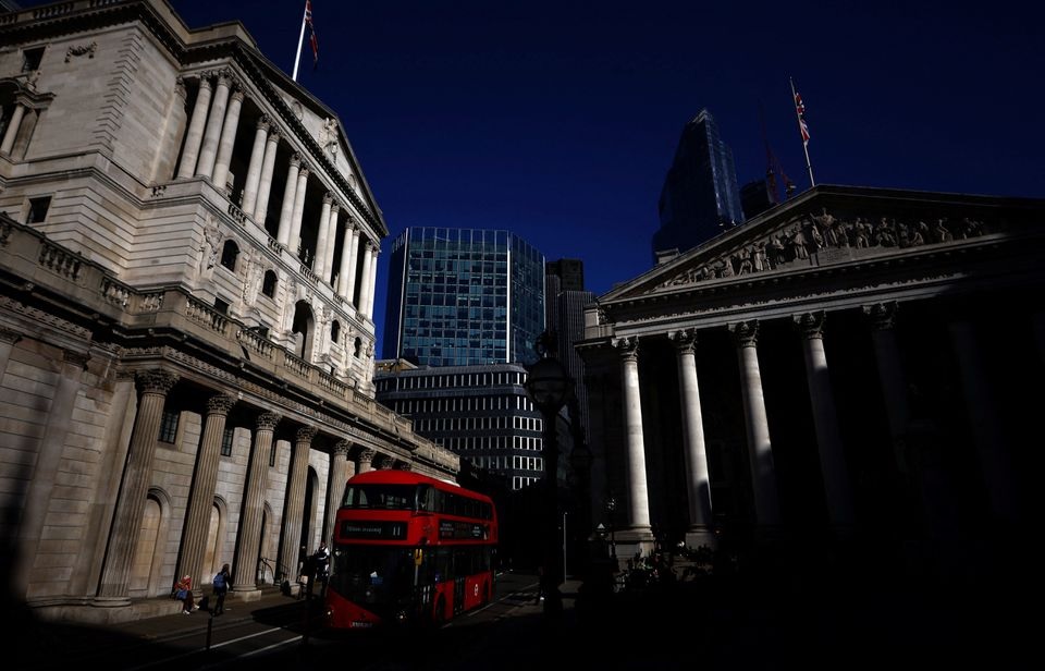 Sebuah bus London melewati Bank of England di London, Inggris, 10 Oktober 2022. Foto: Reuters/Hannah McKay/Files.
