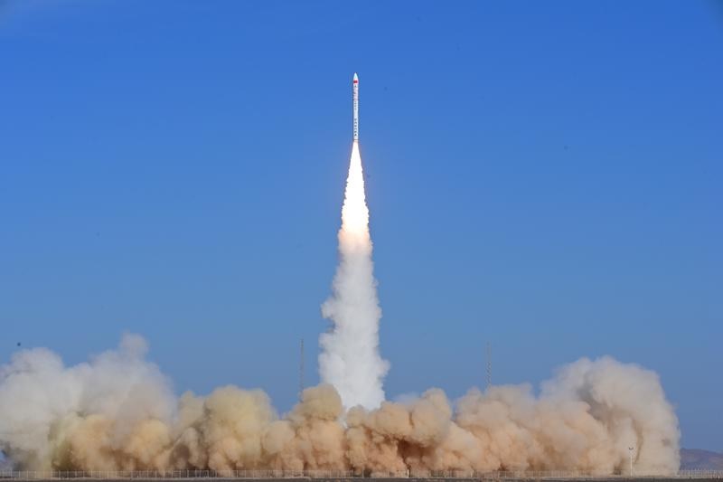 Roket pengangkut CERES-1 Y5 diluncurkan dari Pusat Peluncuran Satelit Jiuquan di China barat laut pada 9 Januari 2023. (Xinhua/Wang Jiangbo)