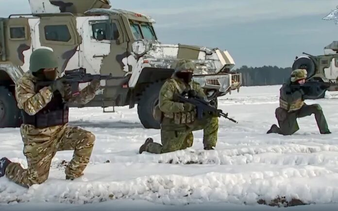 Dalam foto selebaran yang diambil dari video yang dirilis oleh kementerian pertahanan Rusia pada 28 Desember, pasukan Rusia ikut serta dalam latihan di lokasi yang tidak ditentukan di Belarus. Foto: Layanan Pers Kementerian Pertahanan Rusia melalui AP.