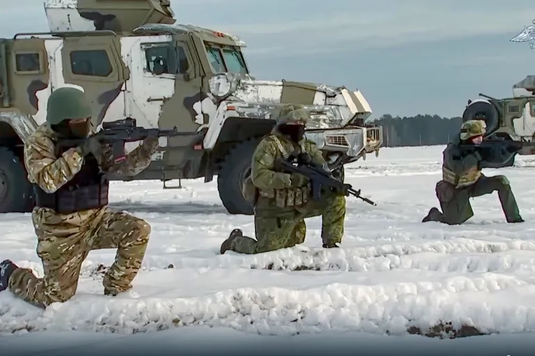 Dalam foto selebaran yang diambil dari video yang dirilis oleh kementerian pertahanan Rusia pada 28 Desember, pasukan Rusia ikut serta dalam latihan di lokasi yang tidak ditentukan di Belarus. Foto: Layanan Pers Kementerian Pertahanan Rusia melalui AP.