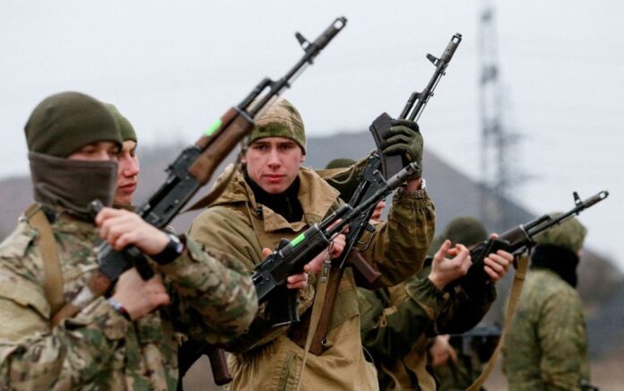 Militan Republik Rakyat Donetsk yang memproklamirkan diri ambil bagian dalam latihan menembak di pinggiran Donetsk, Ukraina, 14 Desember 2021. Foto: Reuters/Alexander Ermochenko/File Foto.