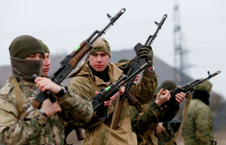 Militan Republik Rakyat Donetsk yang memproklamirkan diri ambil bagian dalam latihan menembak di pinggiran Donetsk, Ukraina, 14 Desember 2021. Foto: Reuters/Alexander Ermochenko/File Foto.