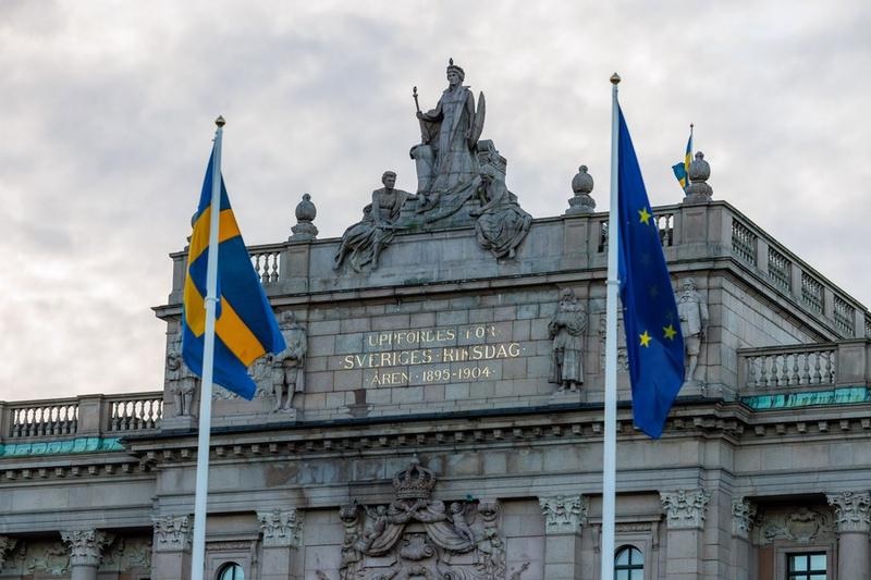 Bendera Uni Eropa (UE) dan Swedia terlihat di luar gedung Parlemen Swedia di Stockholm, Swedia, pada 1 Januari 2023. (Xinhua/Wei Xuechao)