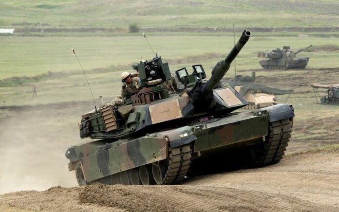 Tank "Abrams" M1A2 A.S. bergerak ke posisi tembak selama latihan militer bersama pimpinan A.S. "Noble Partner 2016" di dekat Vaziani, Georgia, 18 Mei 2016. Foto: Reuters/David Mdzinarashvili/File Foto.