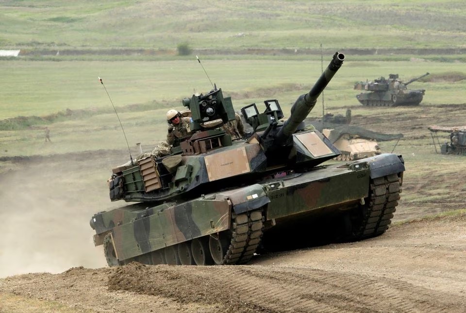 Tank "Abrams" M1A2 A.S. bergerak ke posisi tembak selama latihan militer bersama pimpinan A.S. "Noble Partner 2016" di dekat Vaziani, Georgia, 18 Mei 2016. Foto: Reuters/David Mdzinarashvili/File Foto.