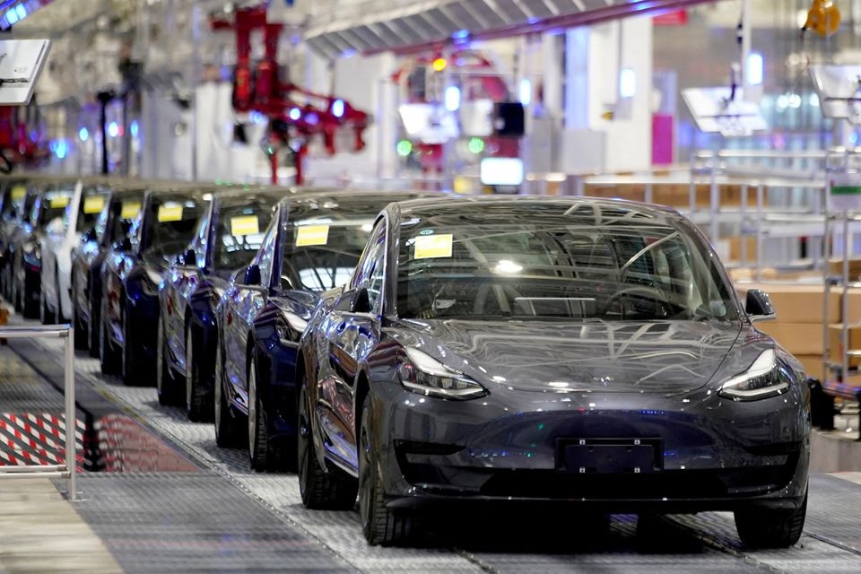 Kendaraan Tesla Model 3 buatan China terlihat saat acara pengiriman di pabriknya di Shanghai, China 7 Januari 2020. Foto: Reuters/Aly Song.